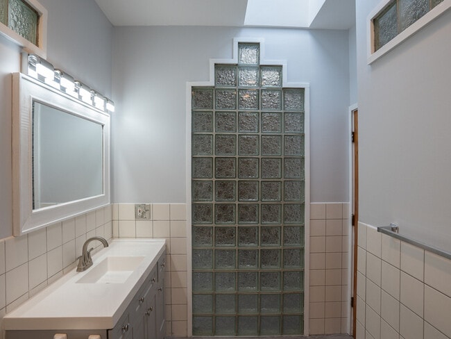 Building Photo - 335 Hudson Ave