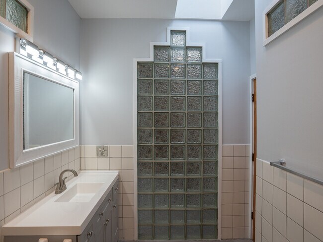 Building Photo - 355 Hudson Ave