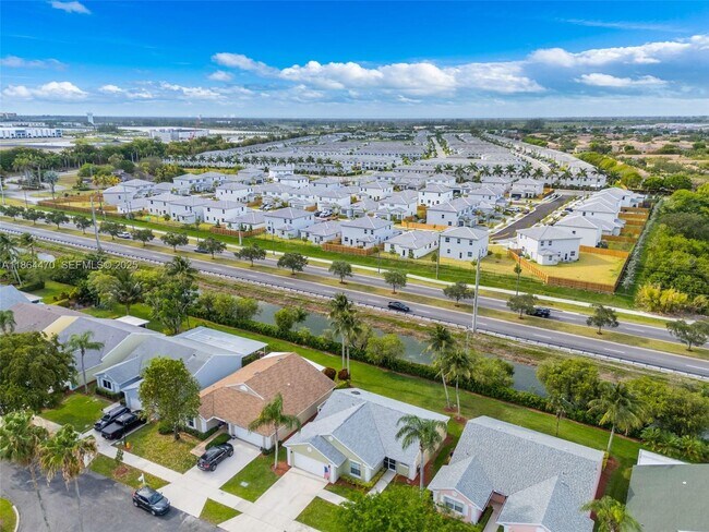 Building Photo - 2590 SE 7th Pl