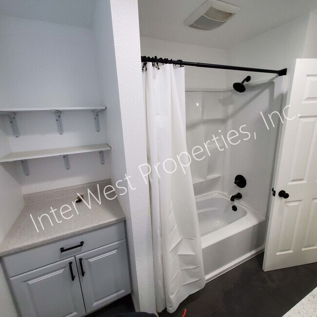Building Photo - 3+bd 1.5 ba Single Level West Salem Home w...
