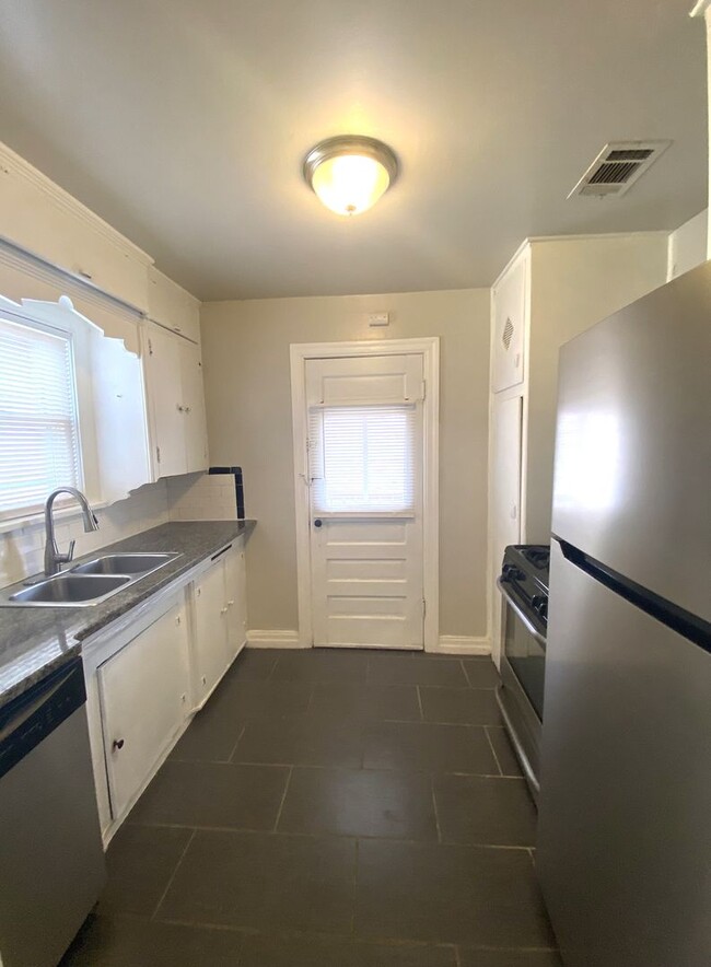 Building Photo - Upstairs 1 bed 1 bath in Linwood Place Add...