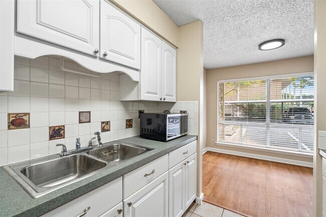 Building Photo - 500 E Riverside Dr