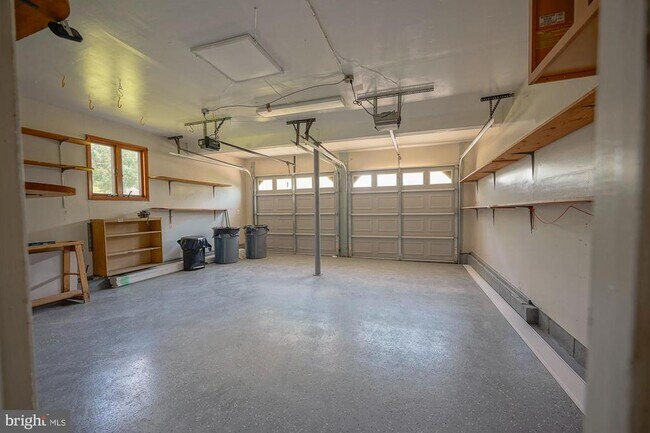 Building Photo - 701 Crestbrook Ave