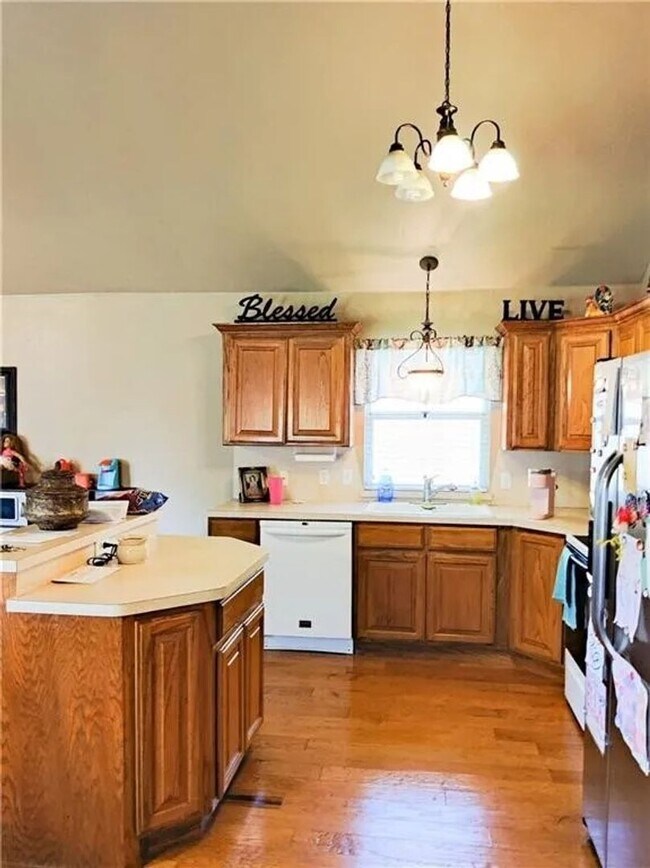 Building Photo - Spacious Home - Storm Shelter - Edmond Sch...