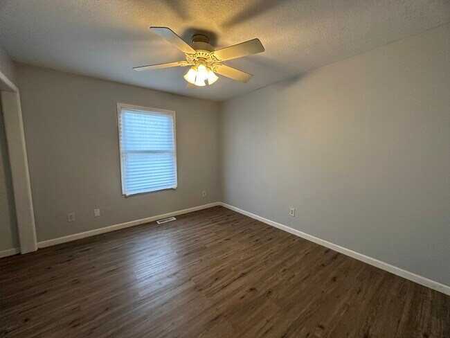 Building Photo - 104 W Davis St