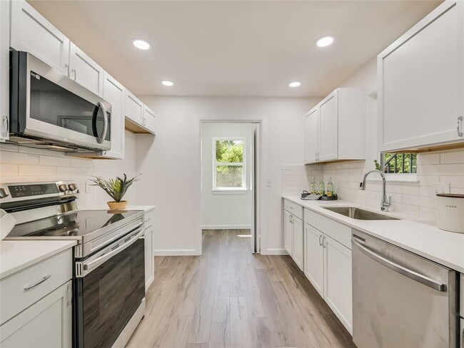 Building Photo - 903 Romeria Dr