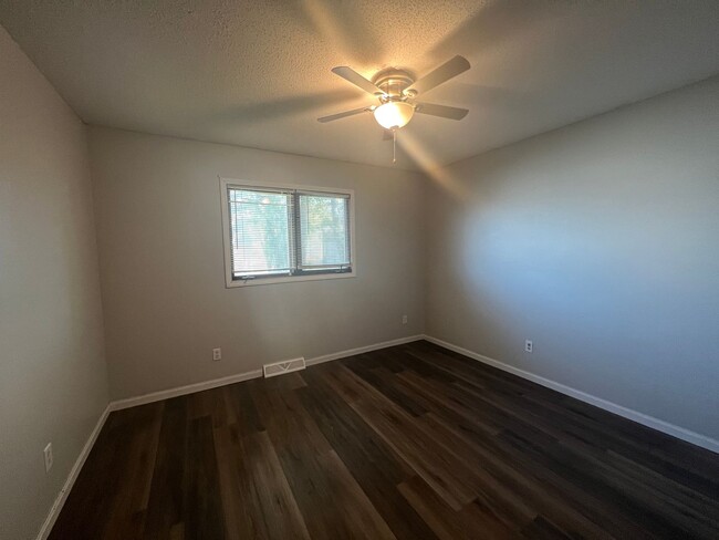 Building Photo - 3 bedroom 2 bath freshly painted and new f...