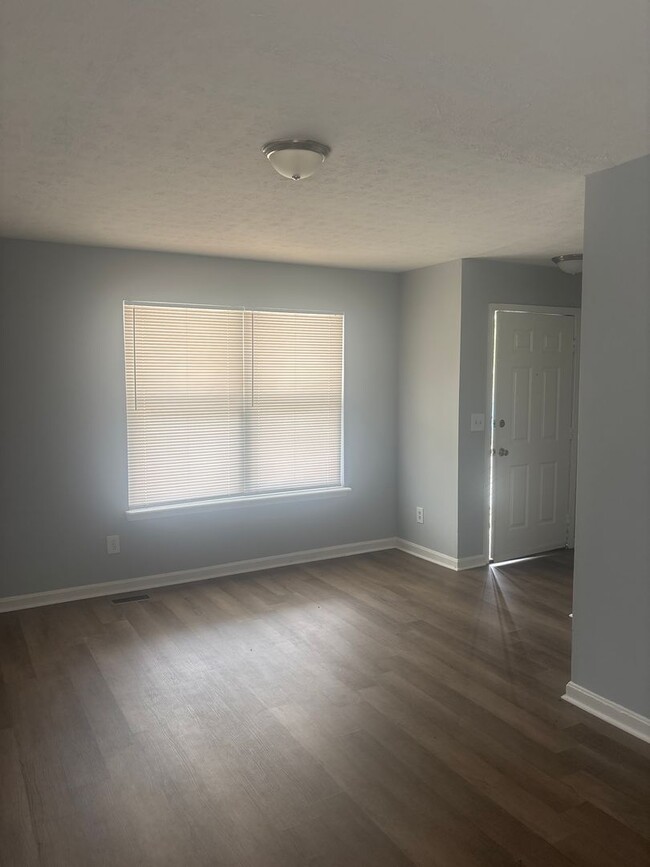 Building Photo - Spacious 3-bedroom Brick House