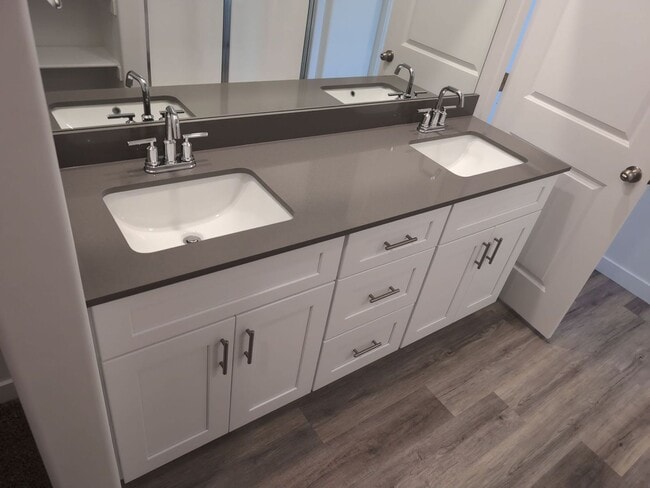 Building Photo - Modern Comfort Meets Effortless Living in Long Valley!