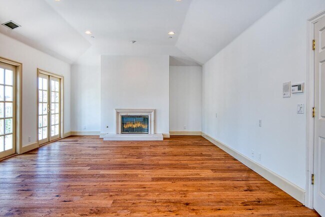 Building Photo - 321 S Palm Dr