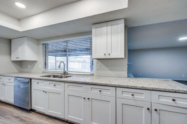Building Photo - Spacious 4BD Home with Stunning Landscape ...