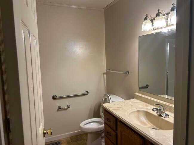 Building Photo - 812 Springmont Dr