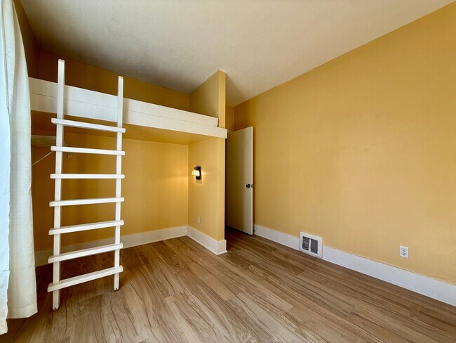 Building Photo - 909 Ouray Ave