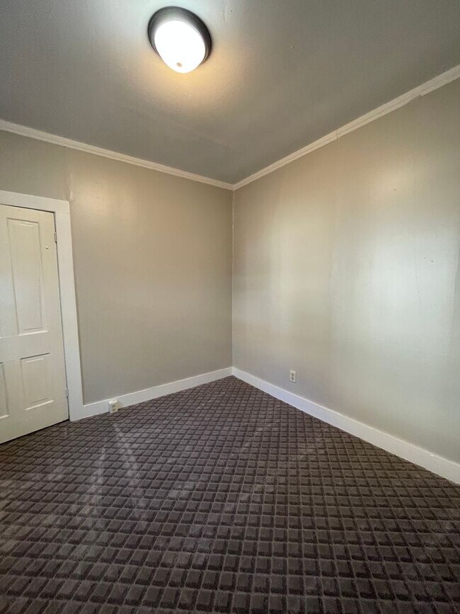 Building Photo - 909 Merchant St