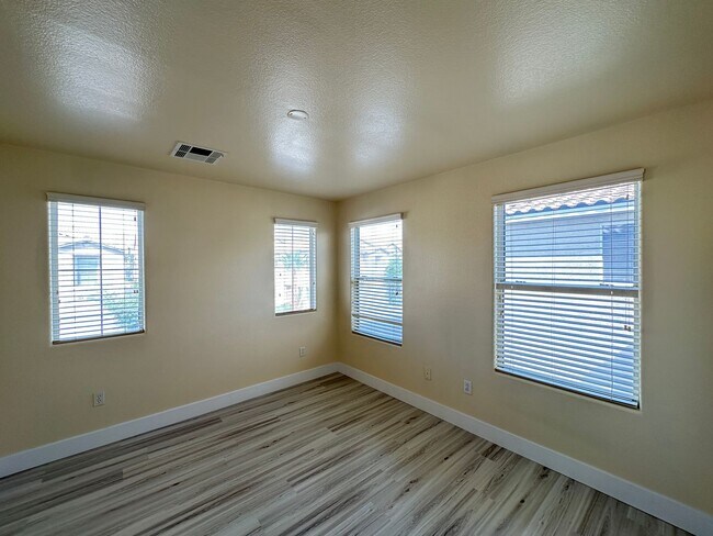 Building Photo - FALCON POINTE