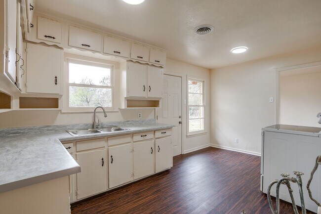 Building Photo - Ready for New Tenant- 3 Bedroom, 1.5 Bath in NRH- Birdville ISD- 76108