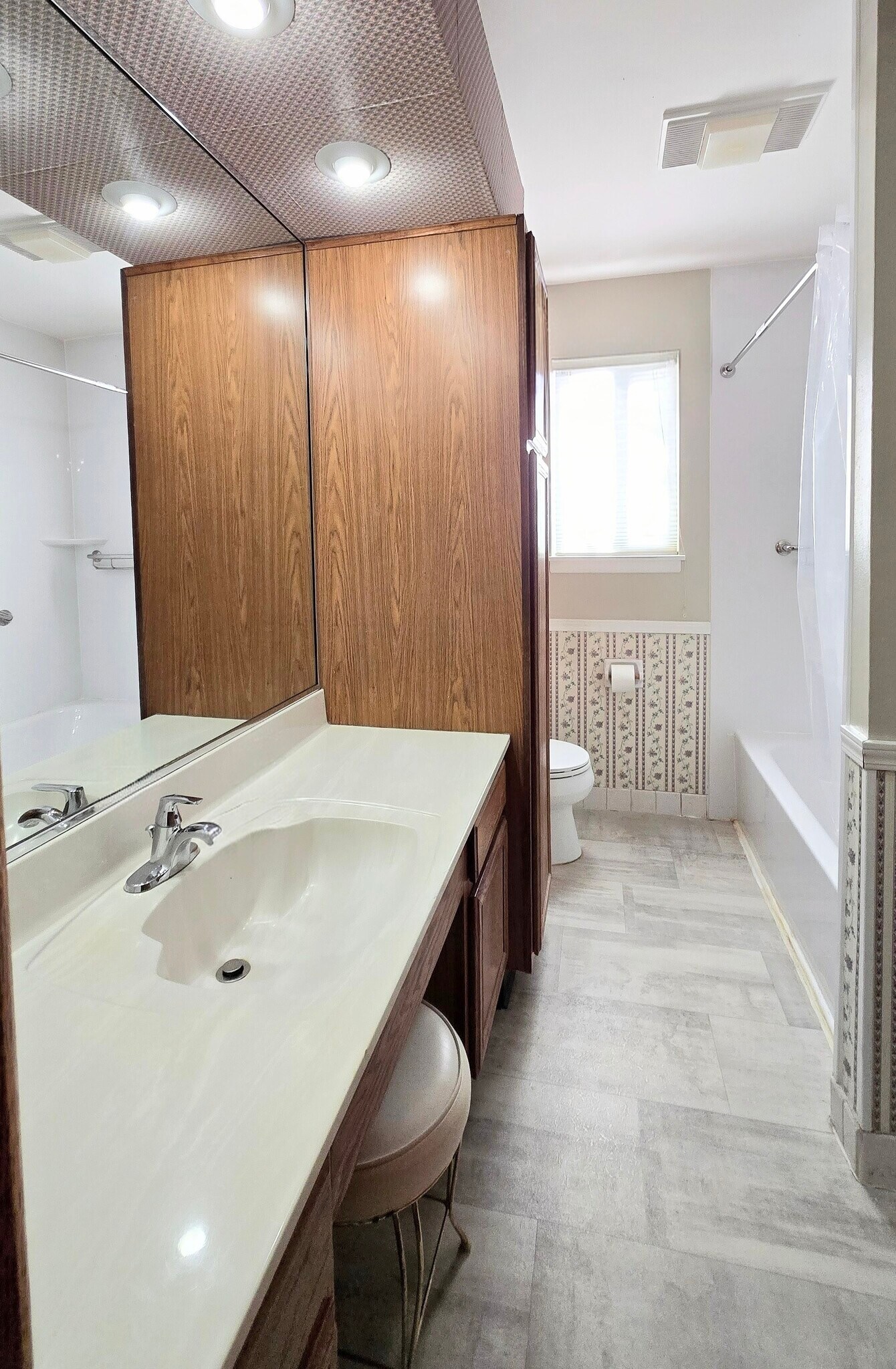 Building Photo - 9915 W Beloit Rd