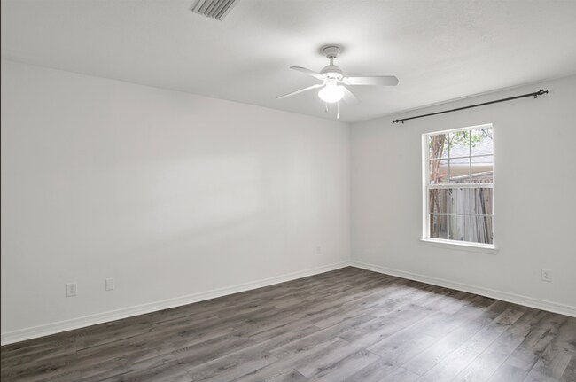 Building Photo - 3 Bedroom Scenic Heights Home