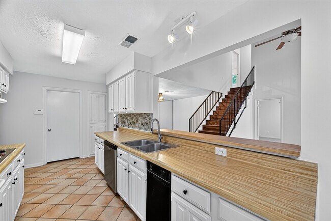 Building Photo - 812 Fleetwood Pl Dr