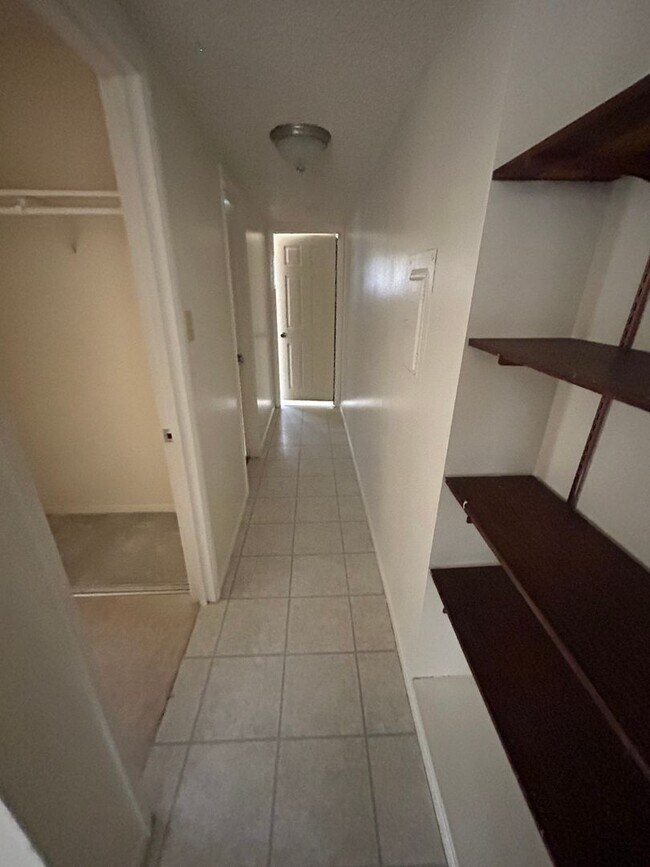 Building Photo - Spacious 4 bedroom, 2 bathroom home locate...