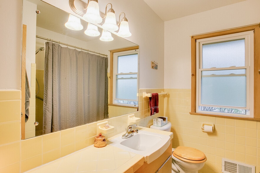 Building Photo - 996 Larpenteur Ave West