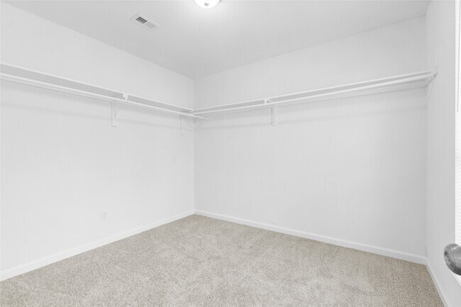 Building Photo - 16643 Lake Cir