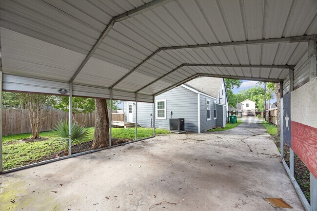 Building Photo - 5737 Dorbrandt St