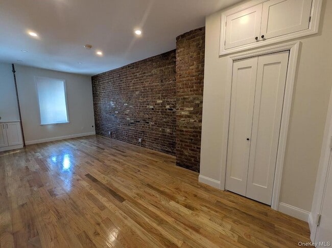 Building Photo - 104-44 42nd Ave