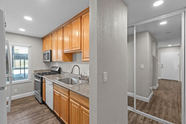 Building Photo - 975 Murrieta Blvd
