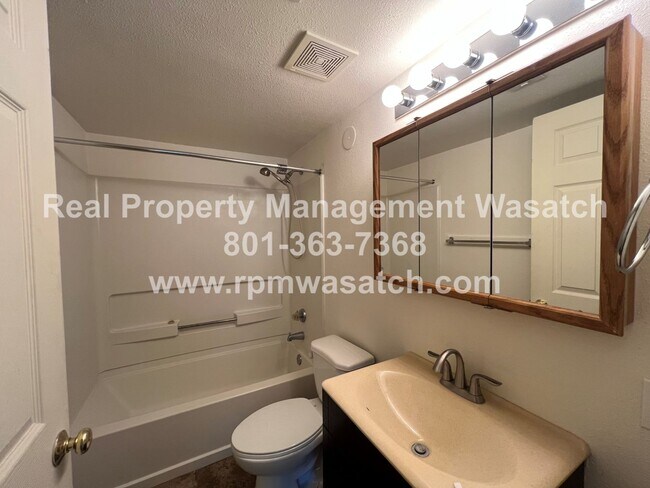 Building Photo - Come See This Spacious 2-bedroom 2-Bath in Downtown Salt Lake City!!