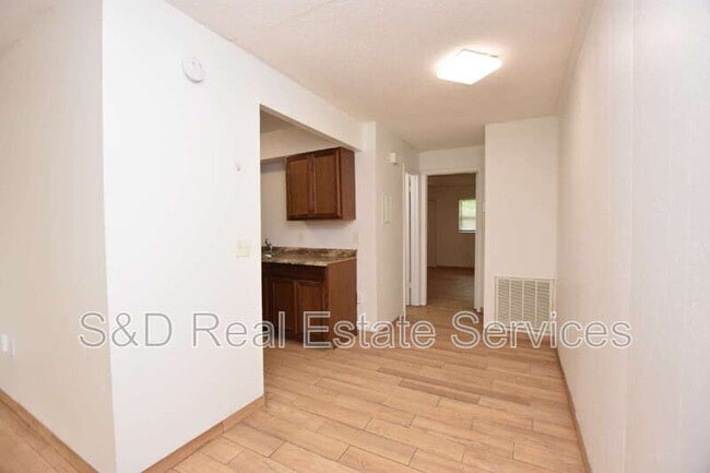 Building Photo - 613 Robin Rd