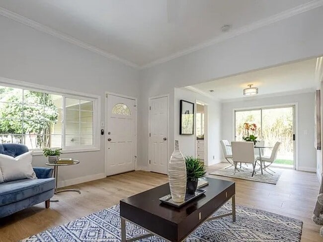 Building Photo - Cute Cottage in Belle Haven, Updated Interior, Remodeled Kitchen, Private Backyard!