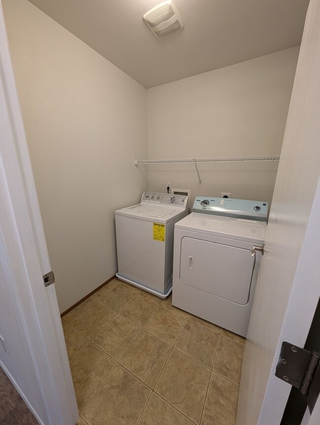 Building Photo - Corner lot 3 bed, 2.5 bath DuPont home!