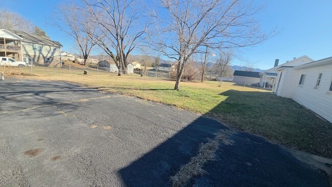 Building Photo - 3bedroom 1bath Ranch style home on level lot one story