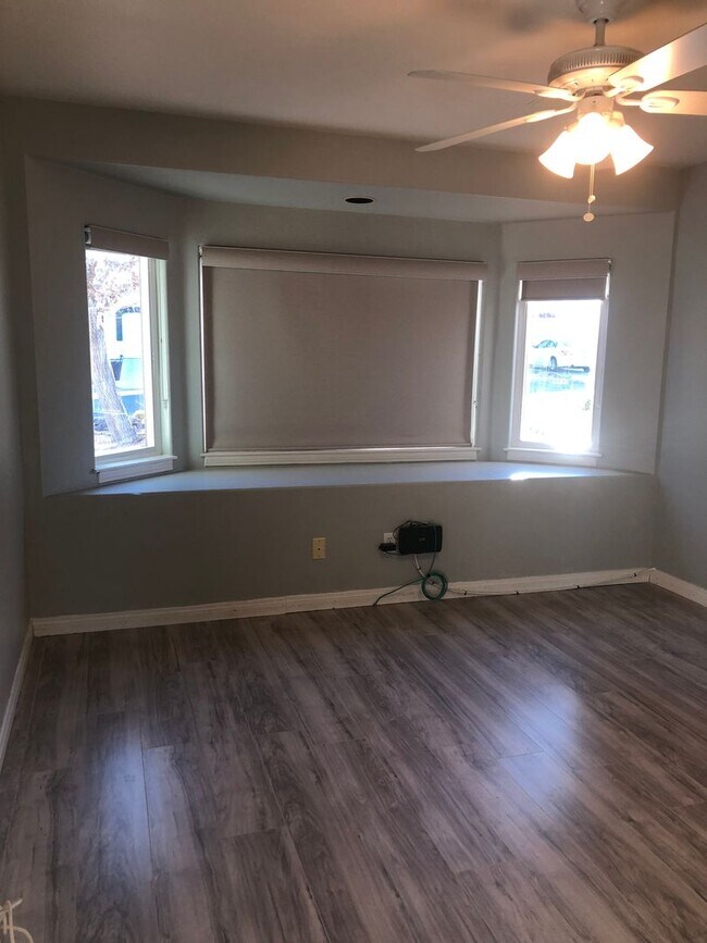 Building Photo - 3 bedroom 2 bathroom Home in Silver Lakes!...