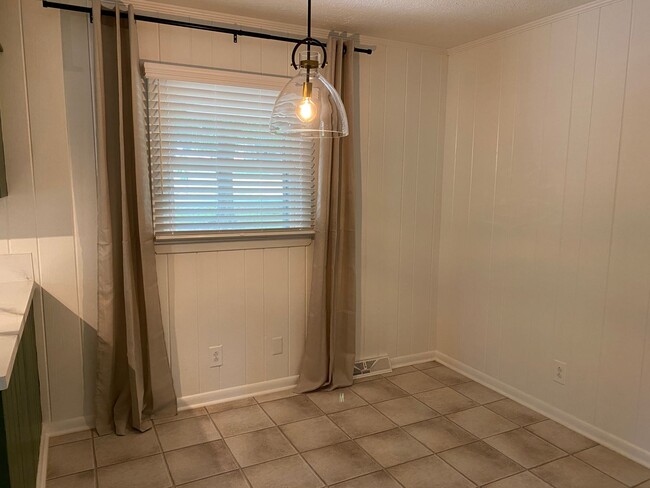 Building Photo - AVAILABLE TO SHOW!