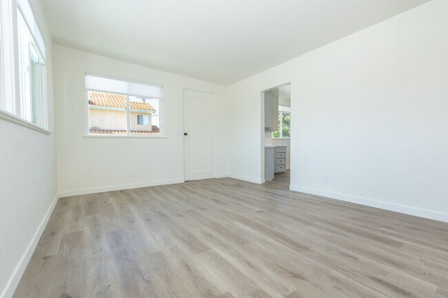 Building Photo - Refreshed 1 bed / 1bath Second Floor Unit in the Heart of Pacific Beach!