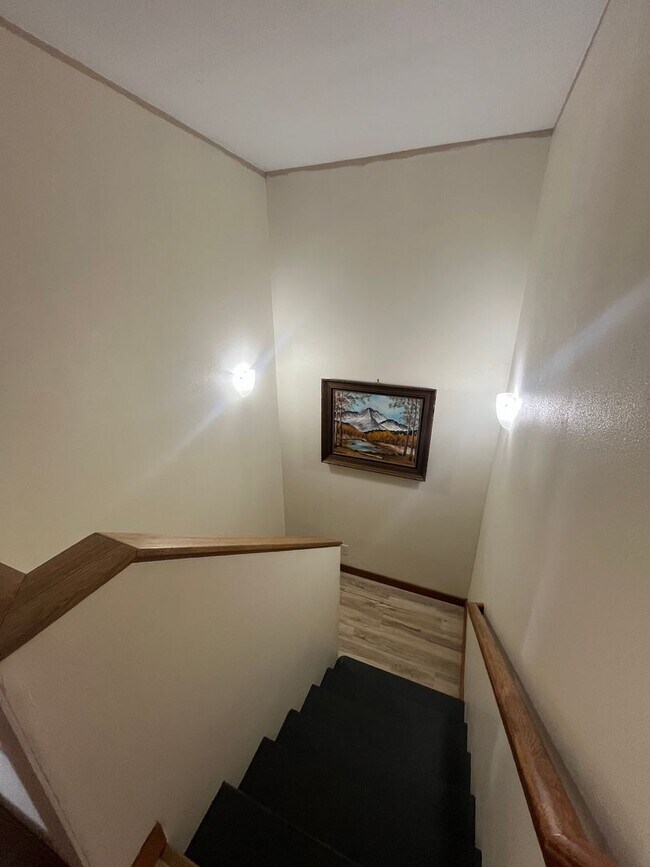 Building Photo - 2-Bedroom 1-Bathroom Apartment  W/ utiliti...