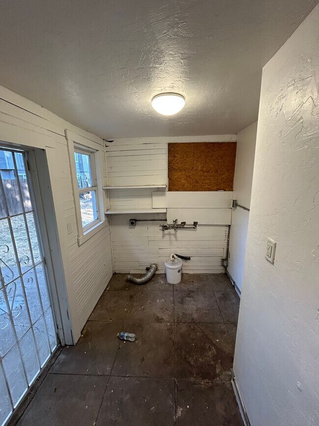 Building Photo - 3 bedroom 2 bath with bonus storage room next to Chico State with Large fenced backyard (Please r...