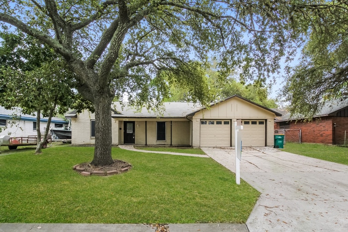 Building Photo - 701 Inwood Dr