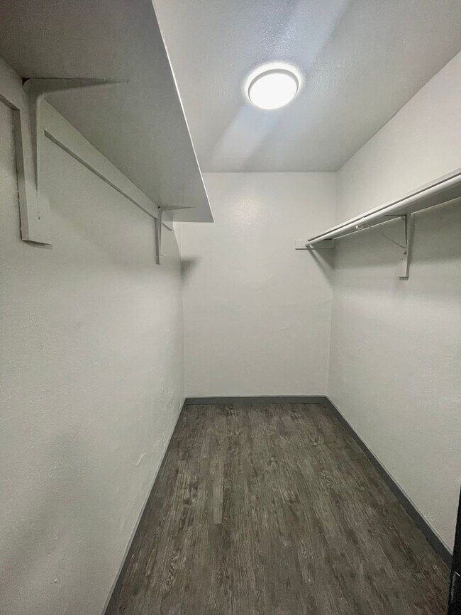 Building Photo - 2 bedroom / 1 bath with washer/dryer hook ups