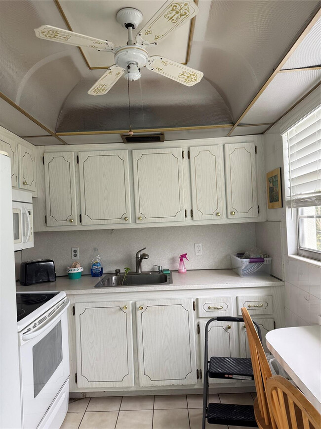 Building Photo - 476 Tilford V