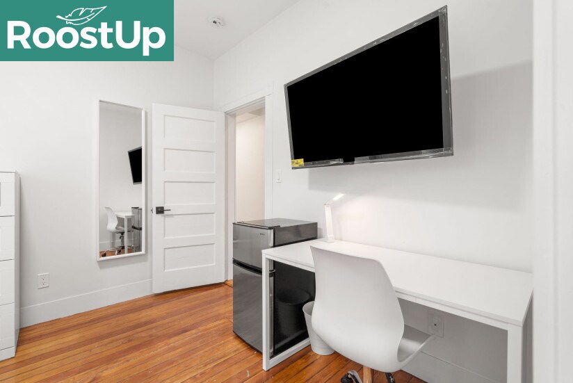 Building Photo - Furnished Bedroom with Private Ensuite Bat...