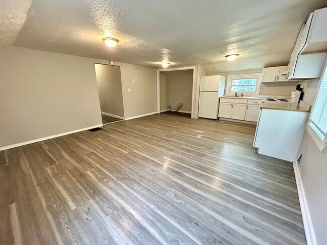 Building Photo - 3 Bedroom Available!!