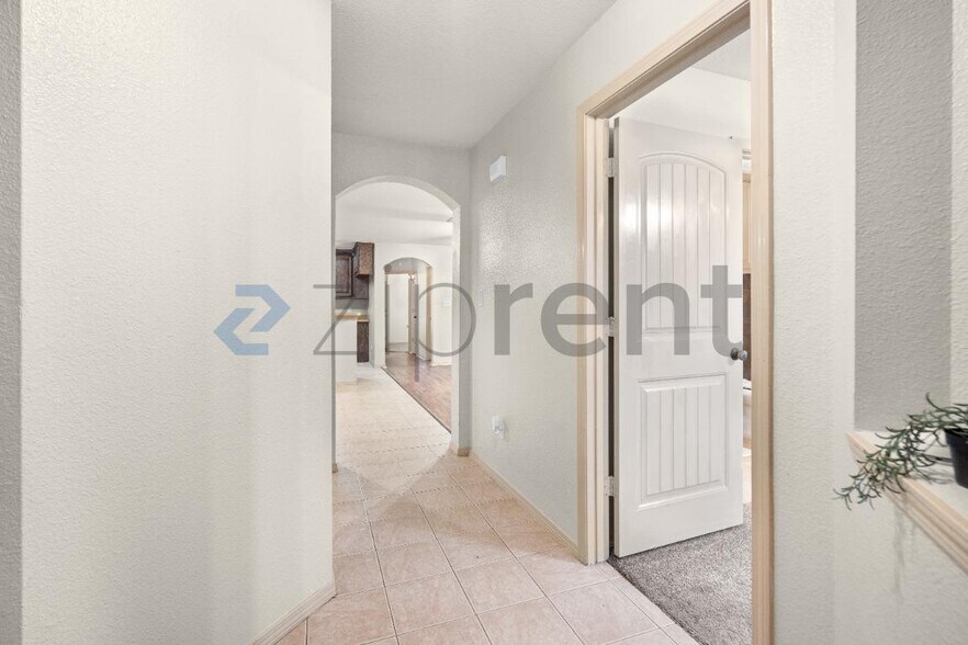 Building Photo - Unit
