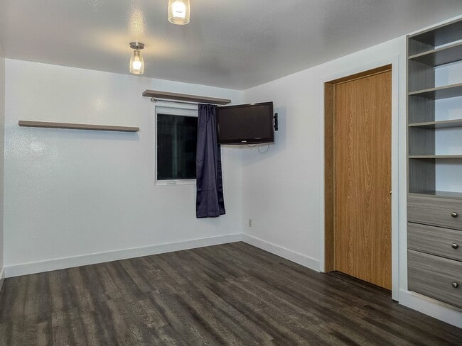 Building Photo - Beautiful 2 Bedroom, 1 Bath, 3 Car Garage Home with 5 Acres off CHSPR