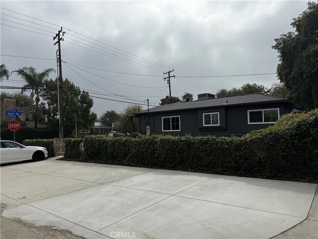 Building Photo - 1633 Kwis Ave