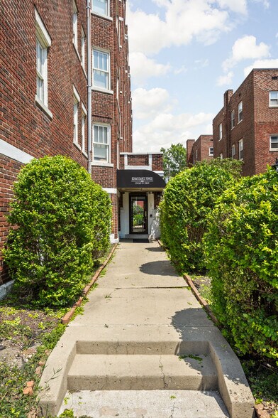 Building Photo - 230 E 9th St