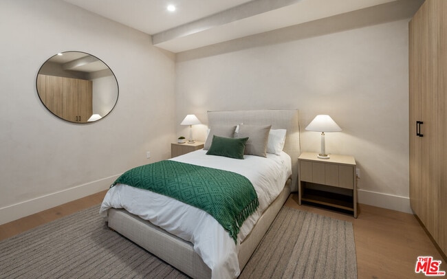 Building Photo - 565 Toyopa Dr