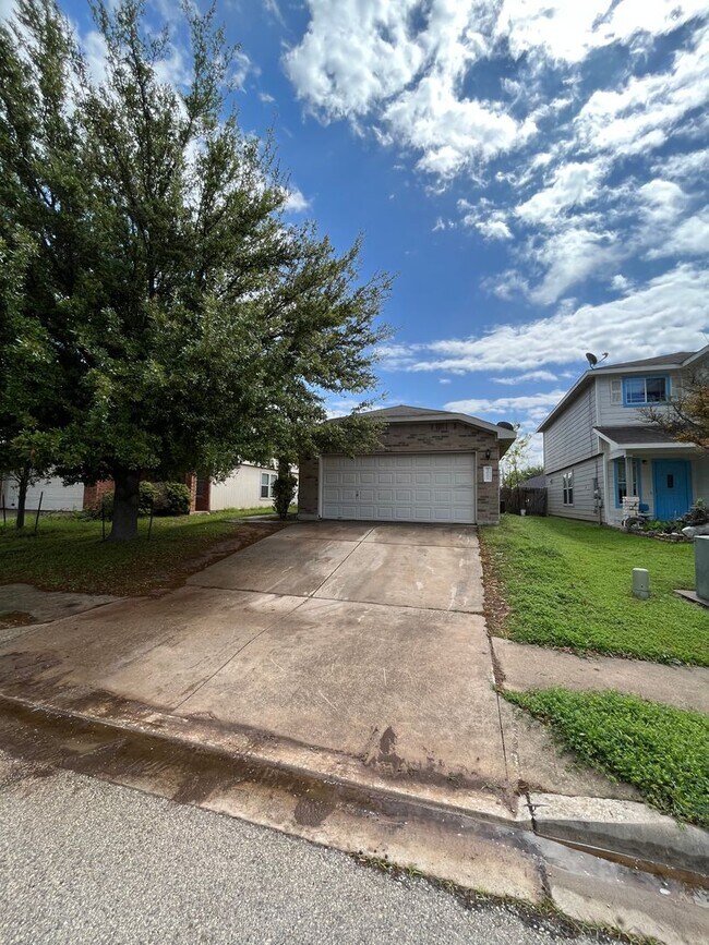 Building Photo - 3 Bedroom 2 bath NEAR TESLA!